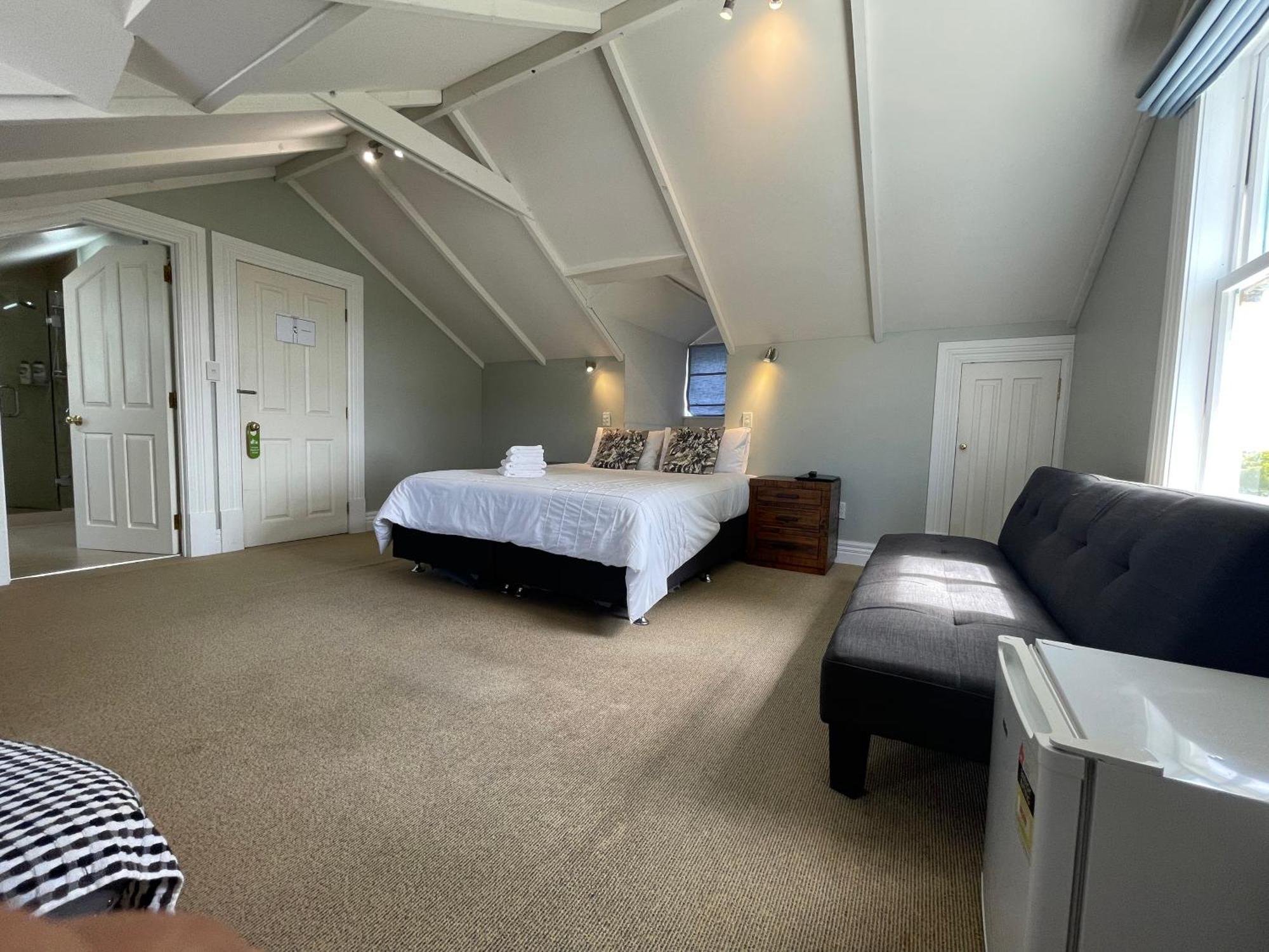 Western Springs To Heritage Guest house